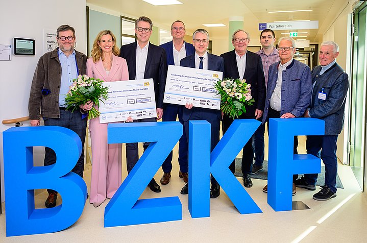 Spendenübergabe zur ersten klinischen Studie im BZKF 